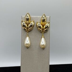 Vintage Goldtone Drop Earrings with Teardrop Pearl